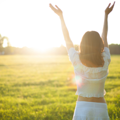 Photo d'une femme s'exposant au soleil pour illustrer l'article sur comment lutter contre la dépression saisonnière