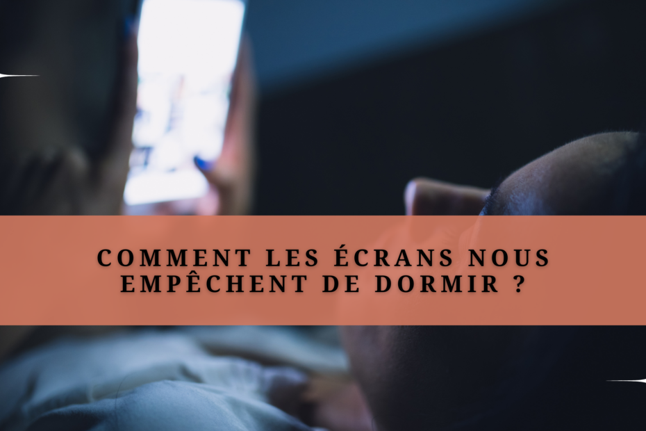 Photo d'une personne regardant un téléphone la nuit pour illustrer l'article "Lumière bleue et sommeil : comment les écrans nous empêchent de dormir ?"