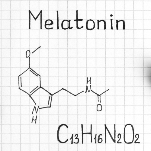 Photo présentant la configuration chimique de la mélatonine pour illustrer l'article "La mélatonine est-elle efficace pour mieux dormir ?"