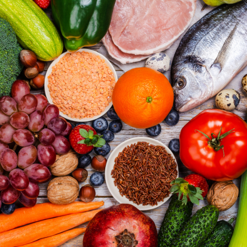 Photo présentant les aliments d'un régime méditerranéen, régime étant reconnu pour faire maigrir la nuit
