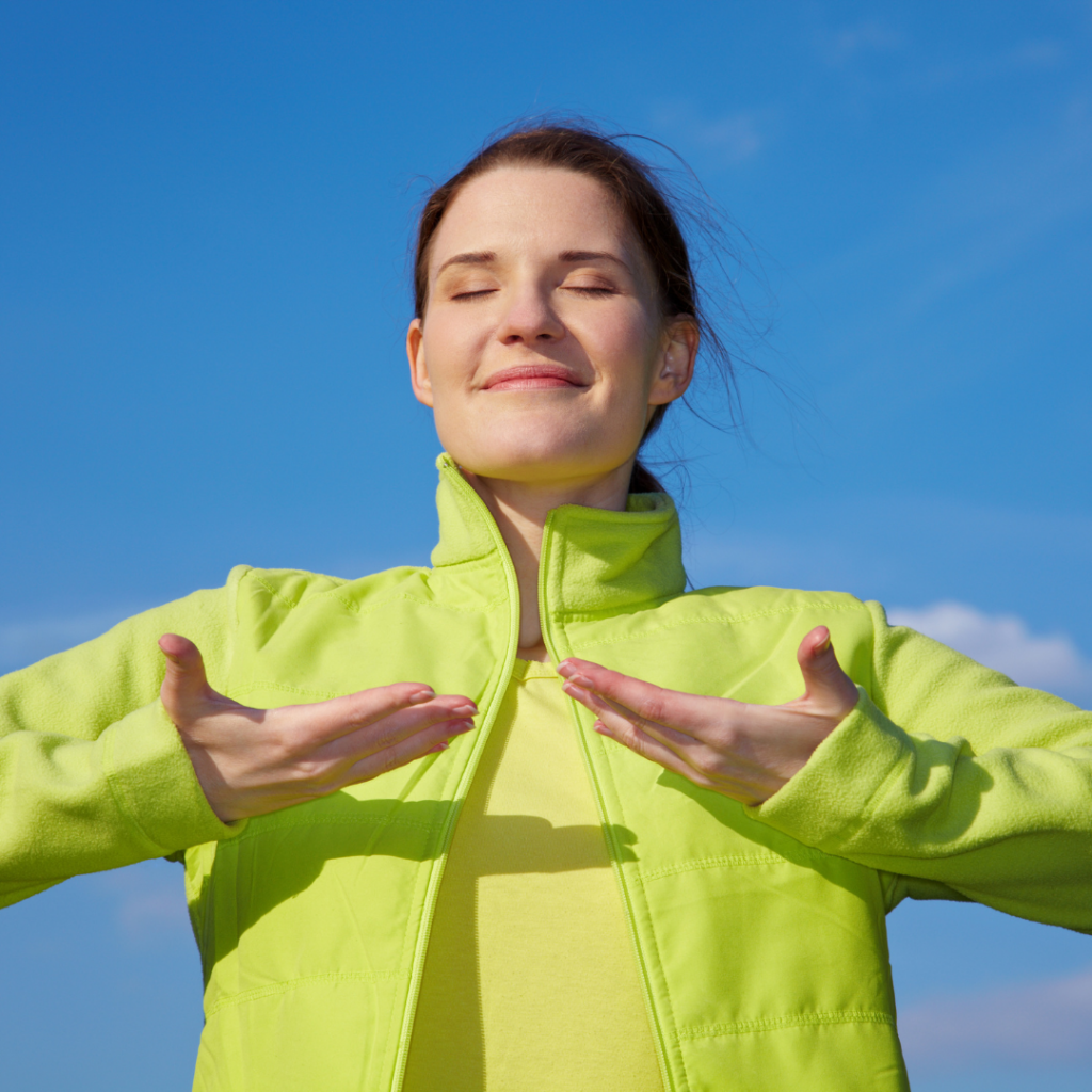 Photo d'une femme en train de faire un exercice de respiration pour illustrer l'article "TDAH stress : la respiration comme solution"